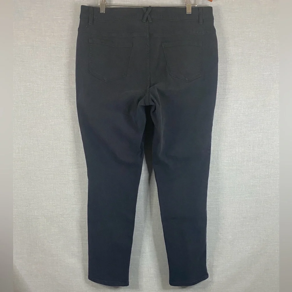 Women’s Christopher and Banks Signature
Slimming Mid Rise Jeans in Black Size 14 - Picture 7 of 7